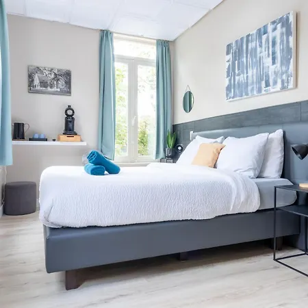 מלון Hotel Entree - Canal View Bruges 2*